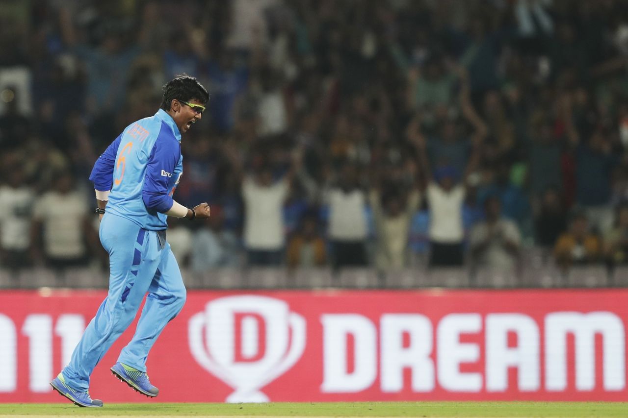 Deepti Sharma is pumped up after dismissing Alyssa Healy, India vs Australia, 2nd women's T20I, DY Patil, December 11, 2022