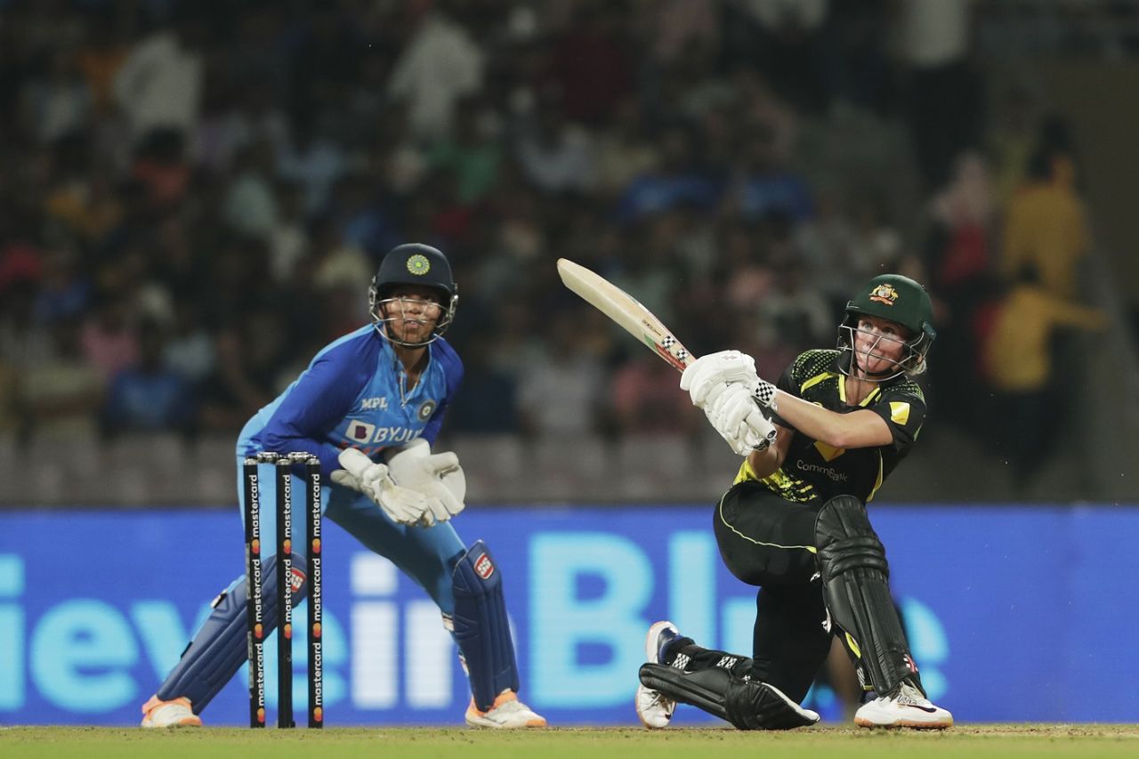Beth Mooney goes for a slog sweep, India vs Australia, 2nd women's T20I, DY Patil, December 11, 2022