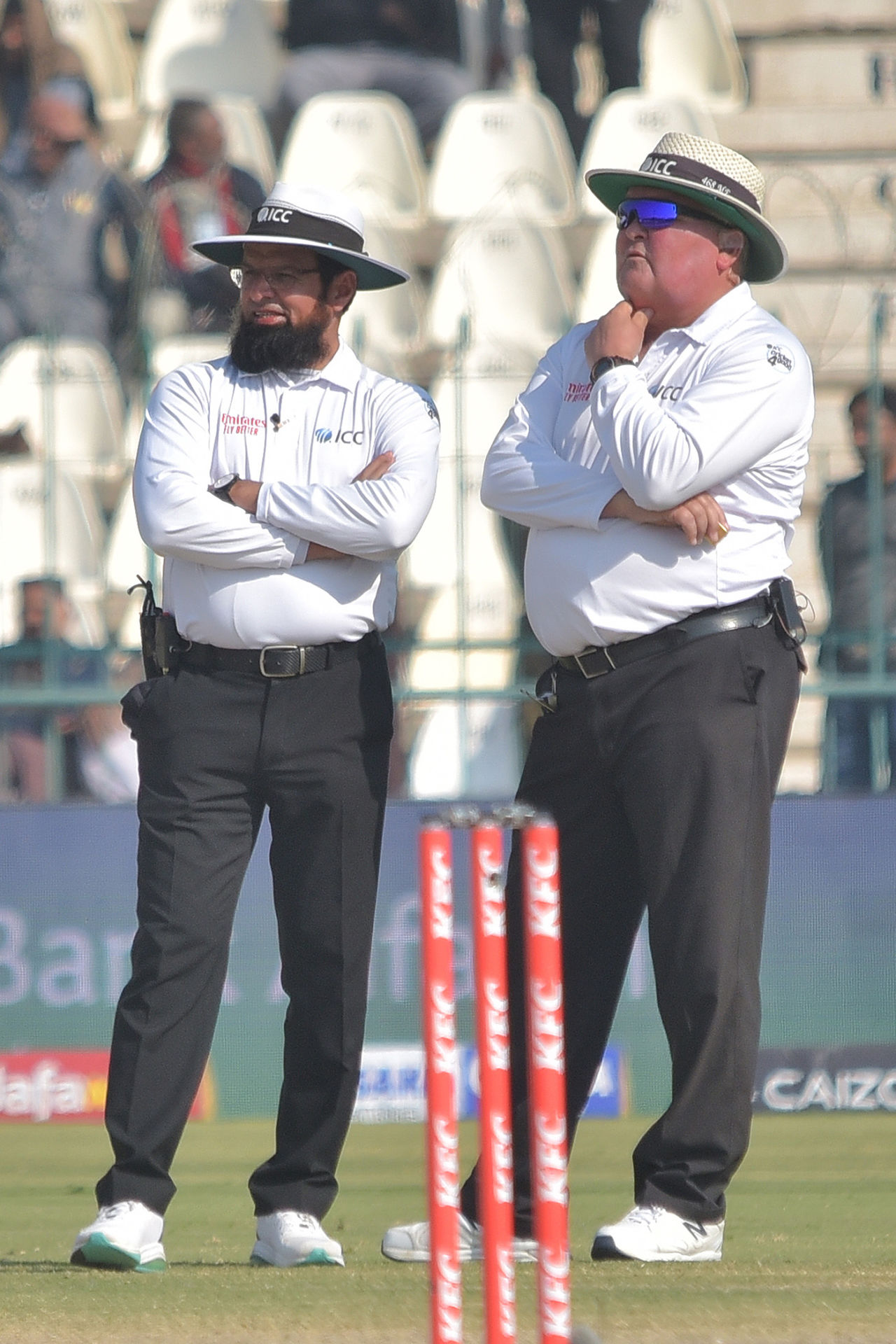 Aleem Dar and Marais Erasmus wait for third umpire Joel Wilson's decision, Pakistan vs England, 2nd Test, Multan, 4th day, December 12, 2022