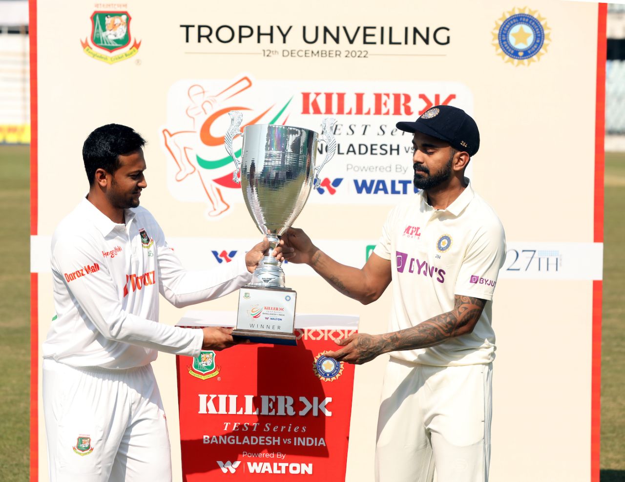 Shakib Al Hasan and KL Rahul unveil the trophy for the Test series, Bangladesh vs India, 1st Test, Chattogram, December 12, 2022