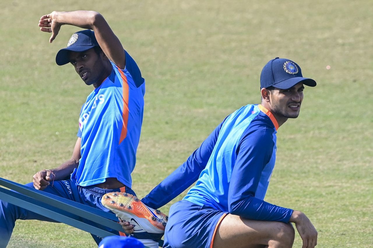 Abhimanyu Easwaran and Shubman Gill warm up, Chattogram, December 11, 2022
