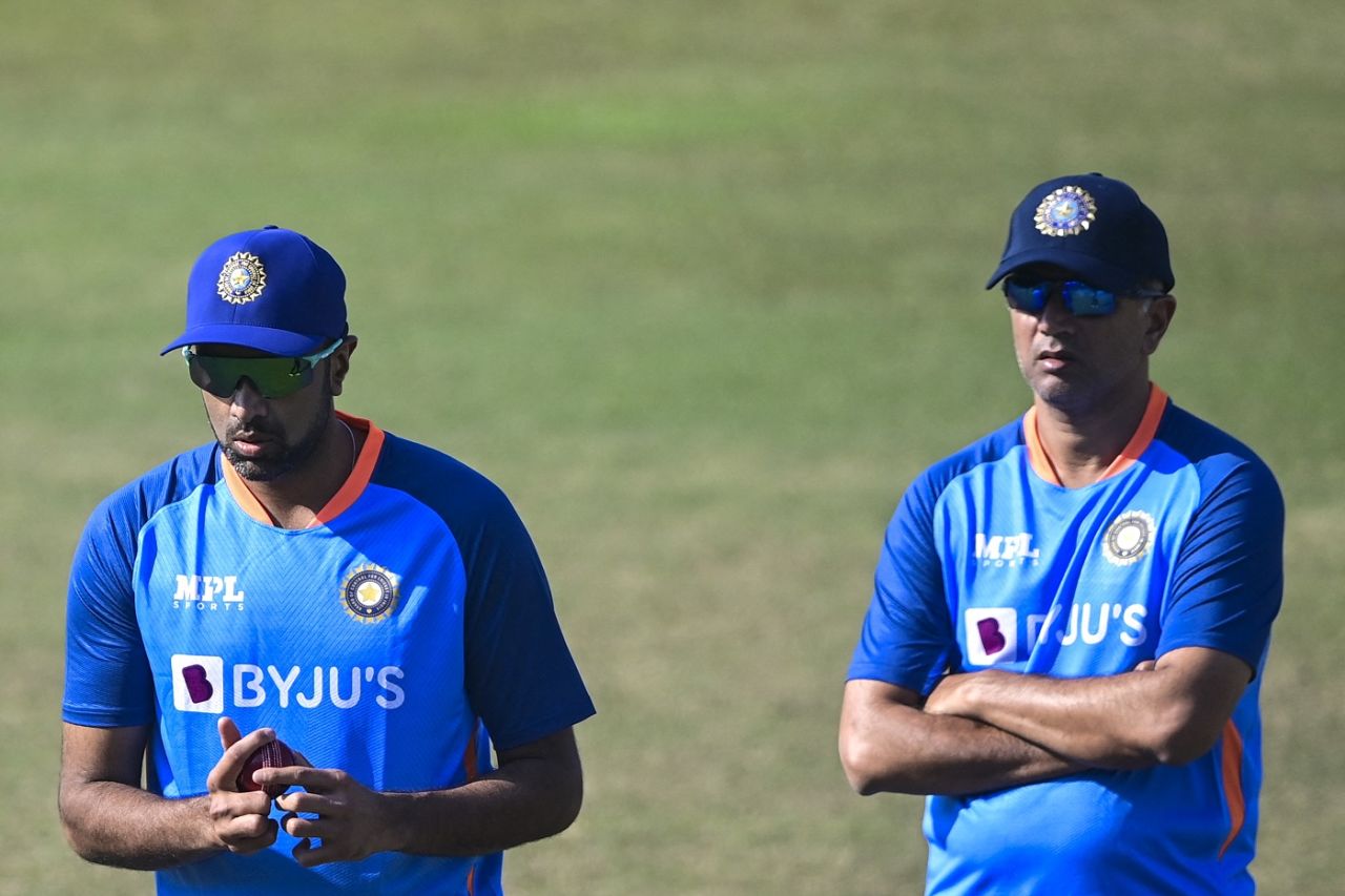 R Ashwin gets ready to bowl as Rahul Dravid looks on, Chattogram, December 11, 2022