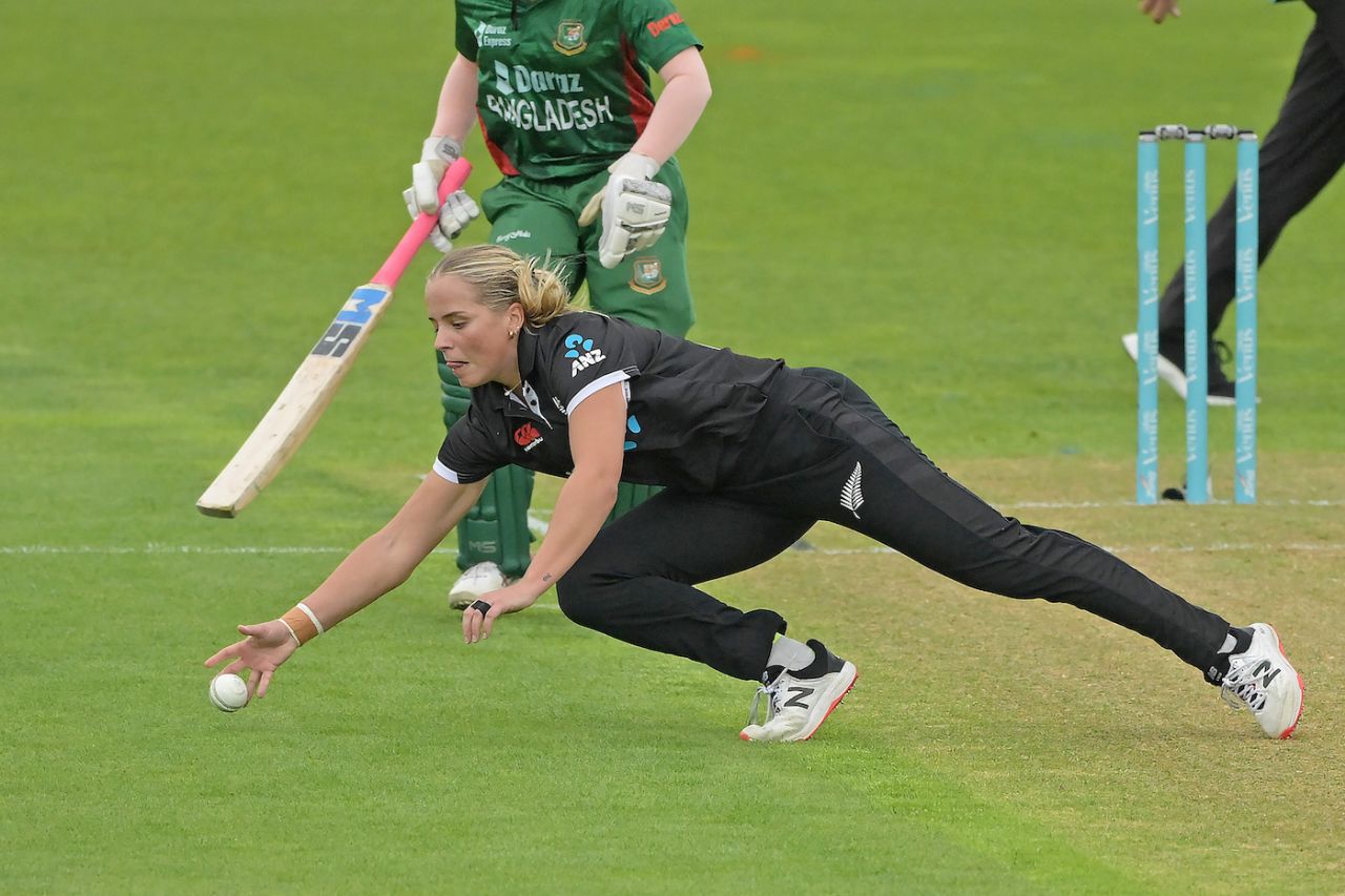 Jess Kerr dives to stop a shot off her own bowling, New Zealand vs Bangladesh, 2nd women's ODI, Napier, December 14, 2022