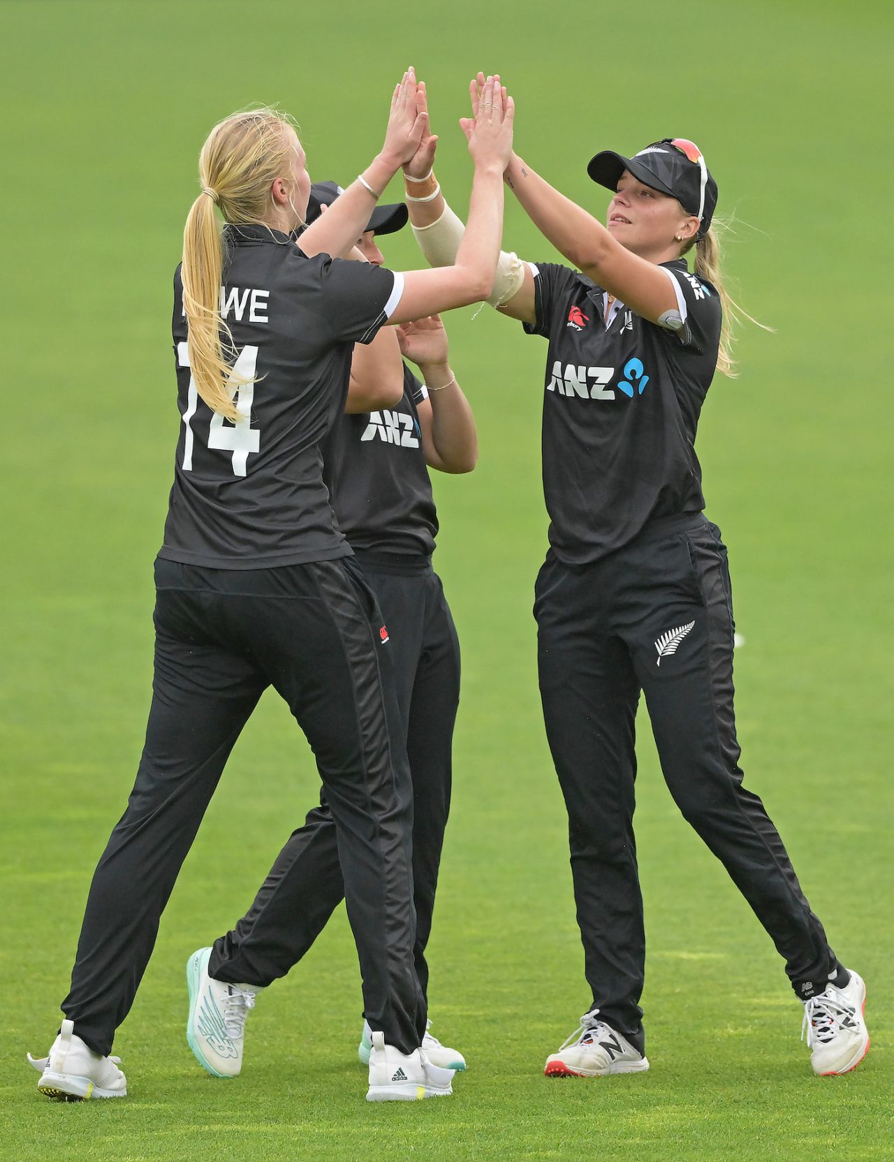 Hannah Rowe picked up the wicket of Sharmin Akhter early, New Zealand vs Bangladesh, 2nd women's ODI, Napier, December 14, 2022