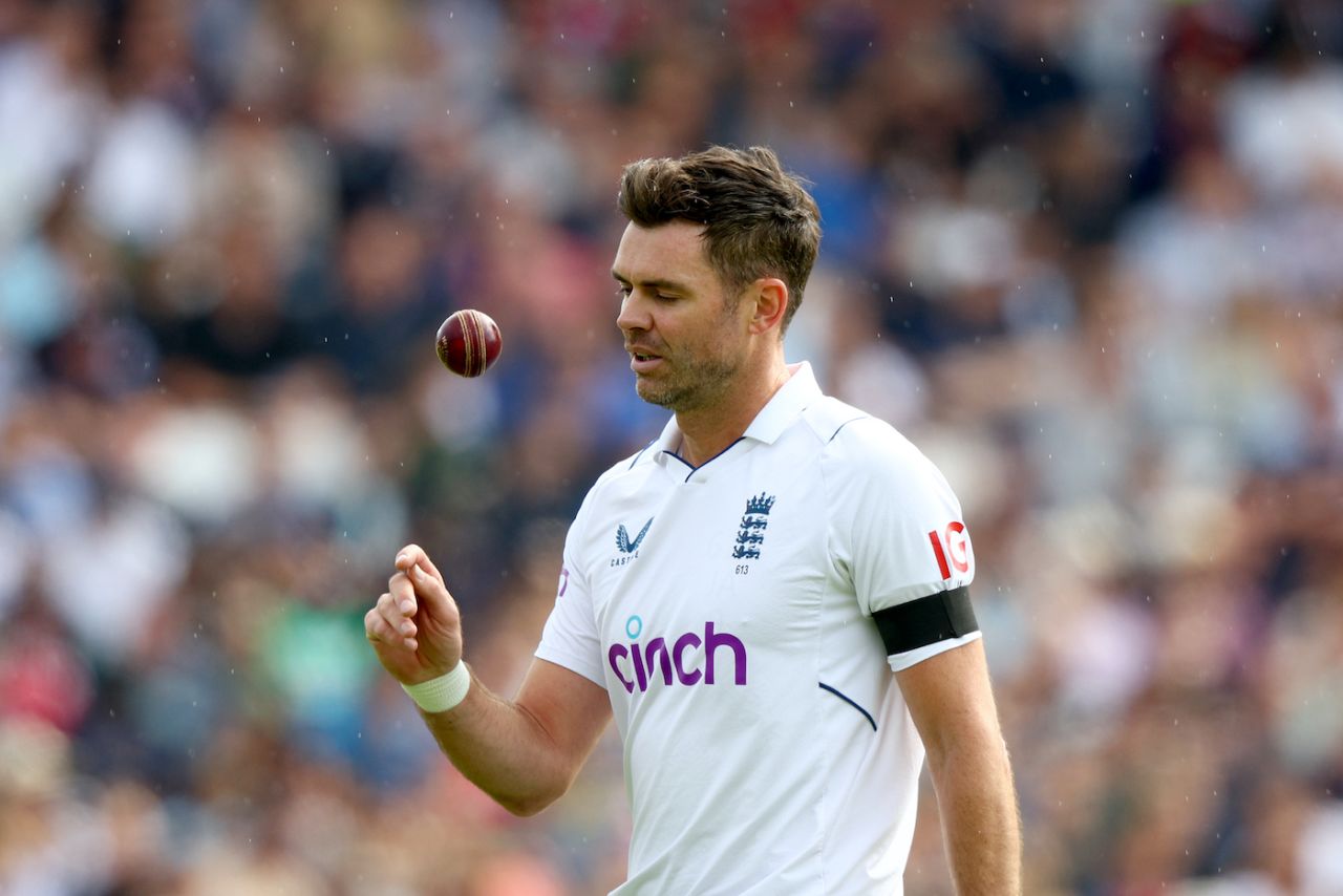 James Anderson gets ready to bowl, England vs South Africa, 3rd Test, 4th day, The Oval, September 11, 2022