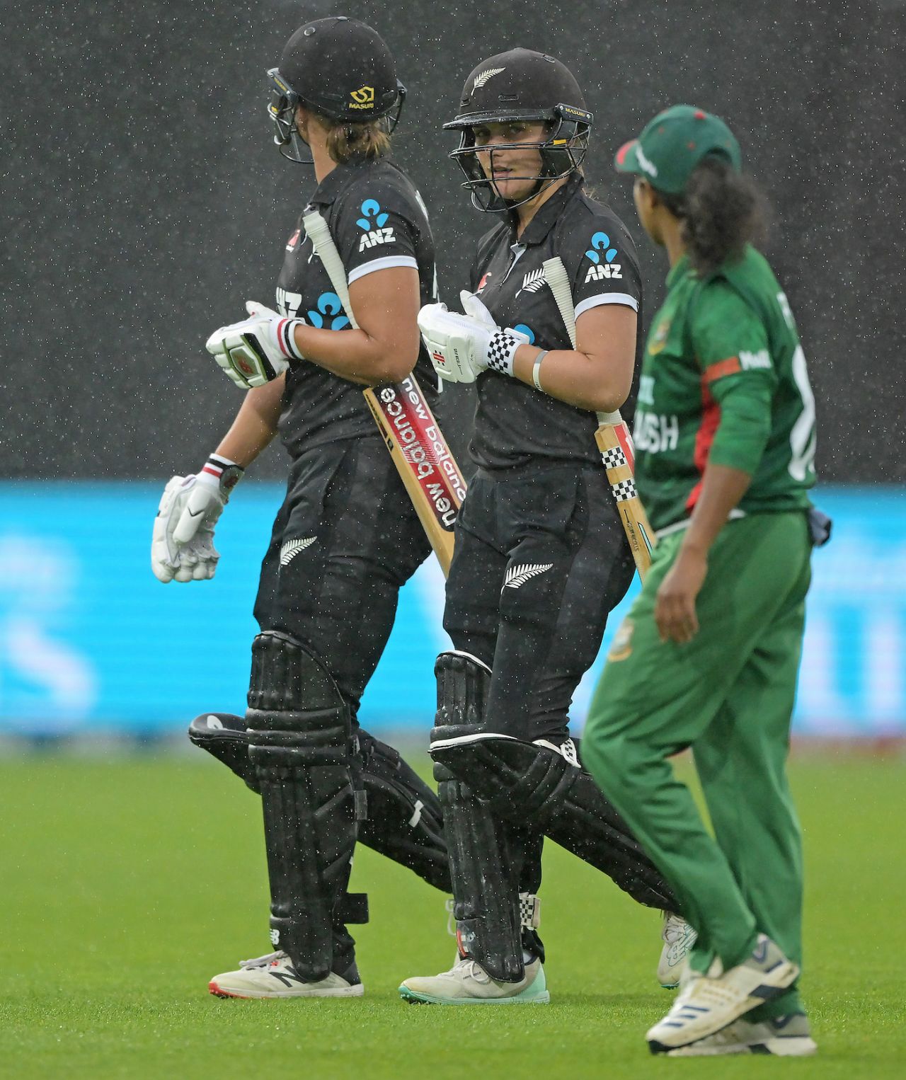 The players walk off as the rain comes down, New Zealand vs Bangladesh, 2nd women's ODI, Napier, December 14, 2022