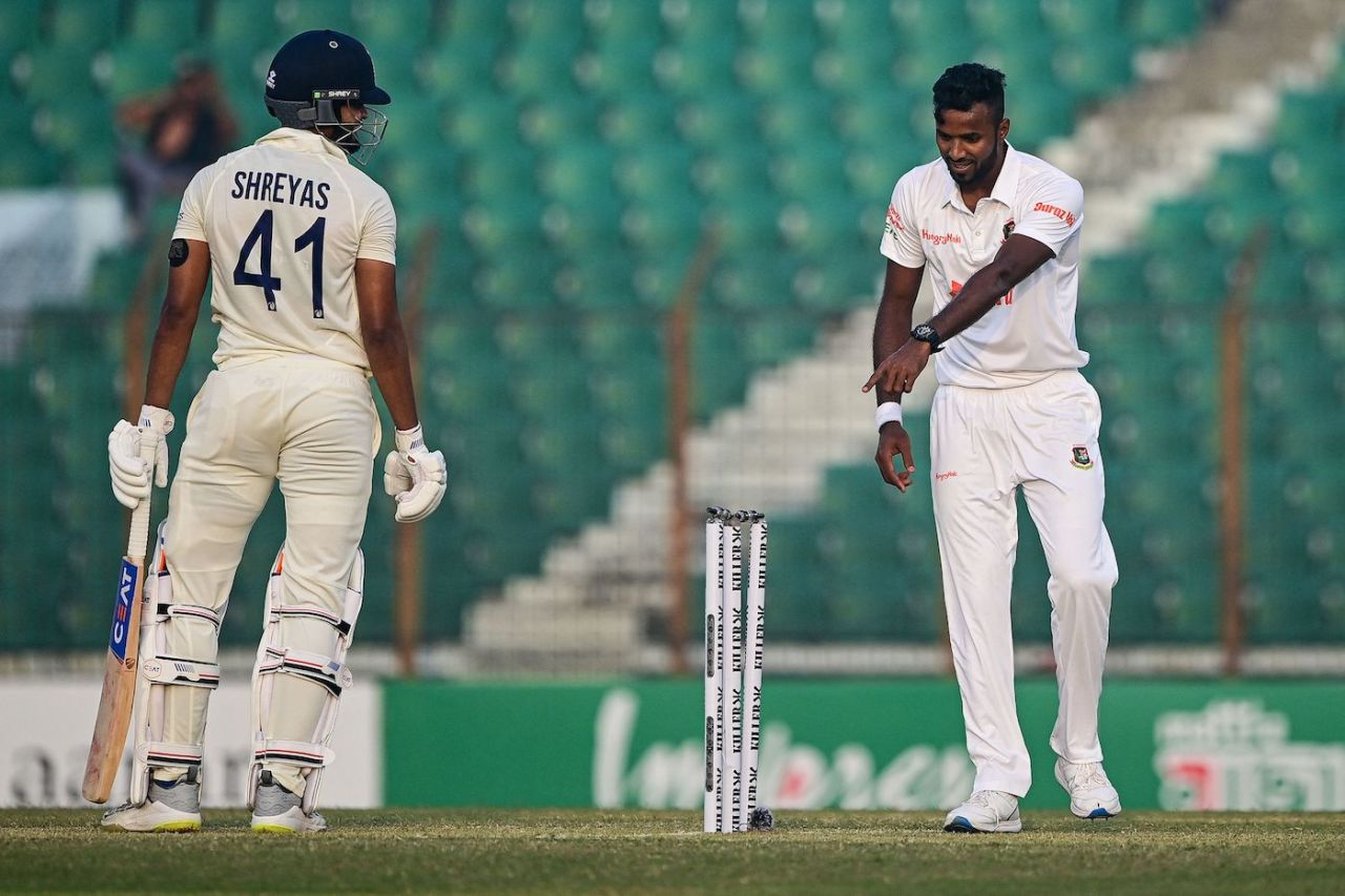 Ebadot Hossain and Shreyas Iyer look on as the bails don't come off after the ball hits the stumps, Bangladesh vs India, 1st Test, Chattogram, 1st day, December 14, 2022