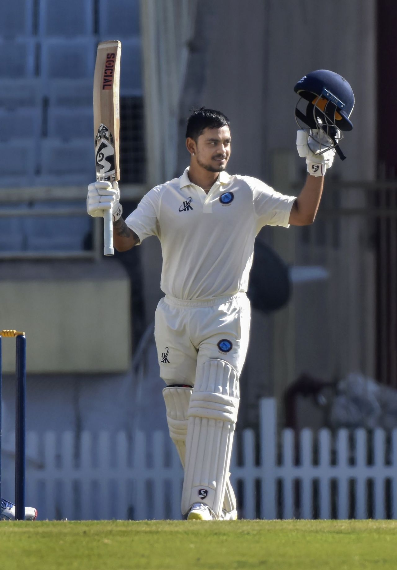 Ishan Kishan raises his bat after reaching a century, Jharkhand vs Kerala, Ranji Trophy 2022-23, Ranchi, 3rd day, December 15, 2022