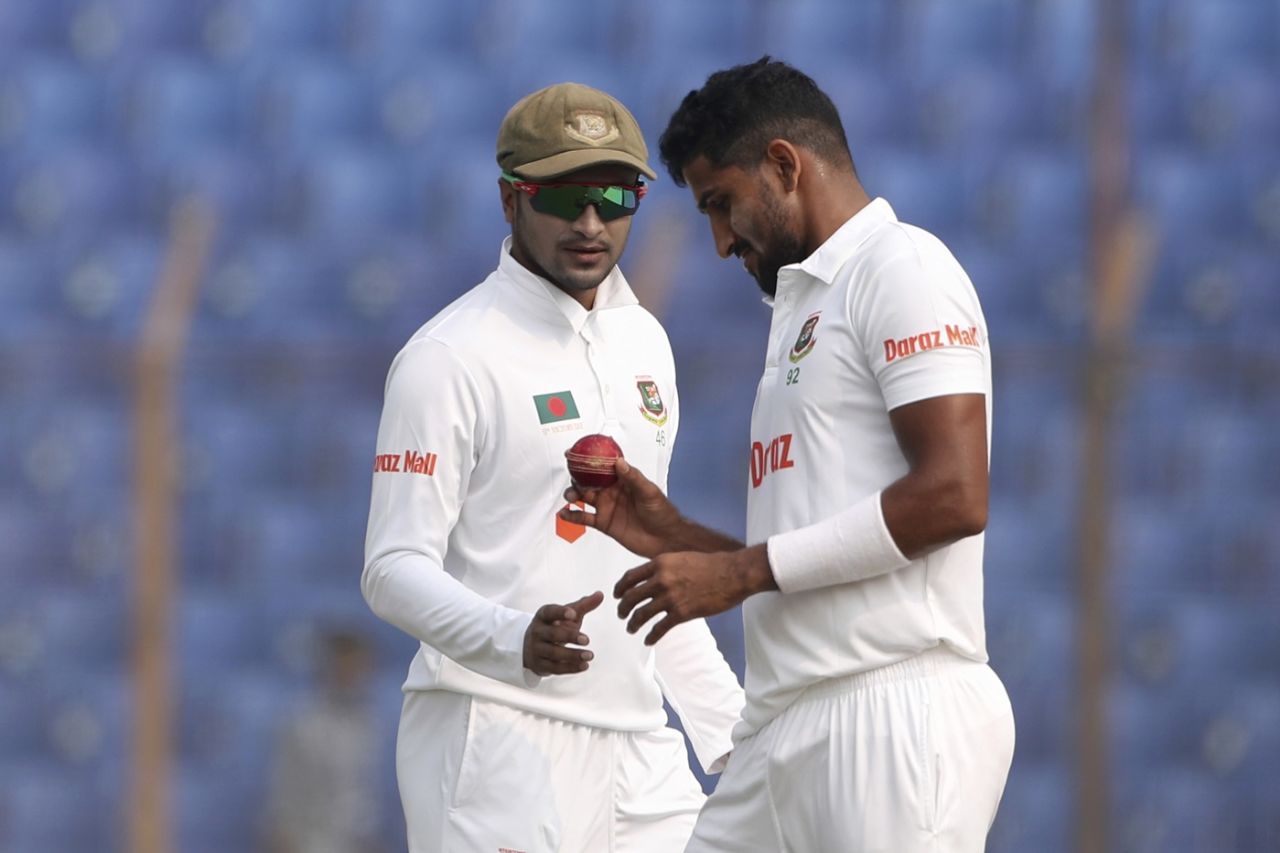Shakib Al Hasan and Khaled Ahmed examine the ball, Bangladesh vs India, 1st Test, Chattogram, 3rd day, December 16, 2022