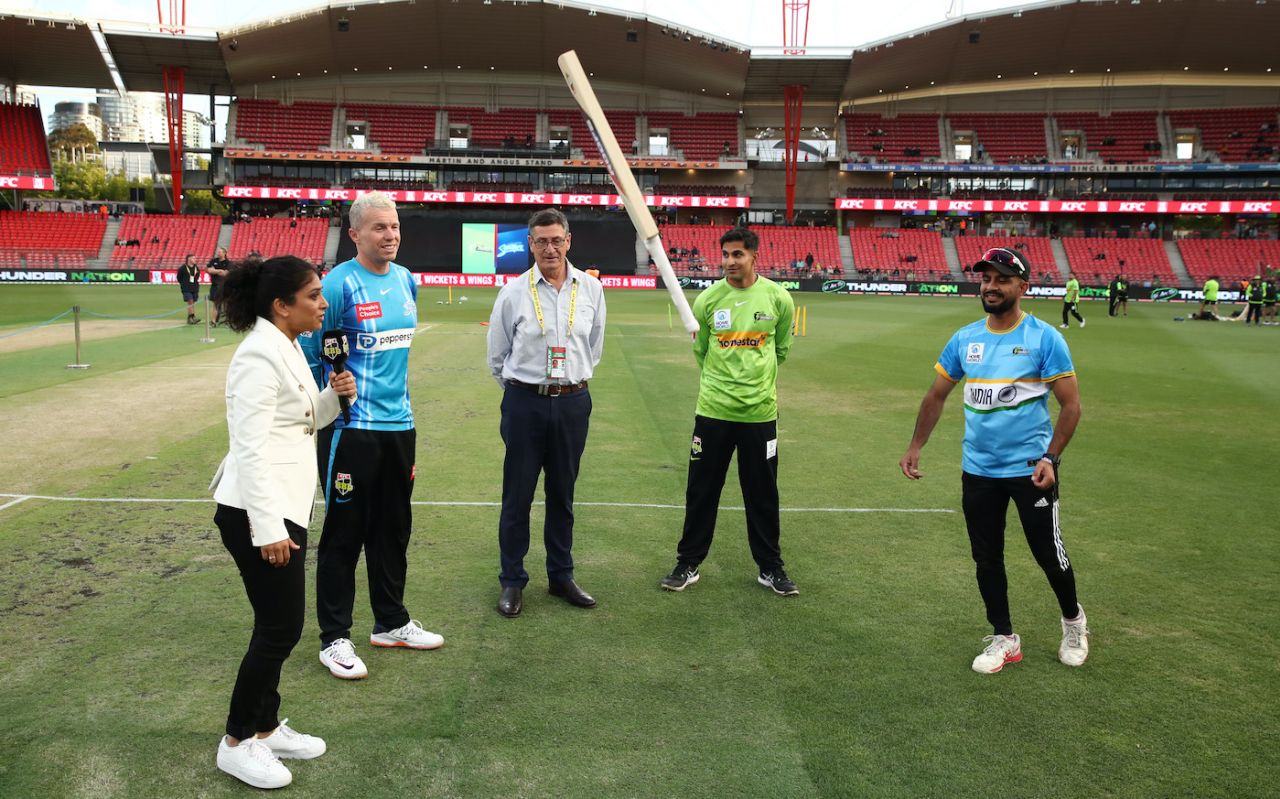 Captains Peter Siddle and Jason Sangha at the bat flip, Adelaide Strikers vs Sydney Thunder, Big Bash League 2022-23, Adelaide, December 16, 2022