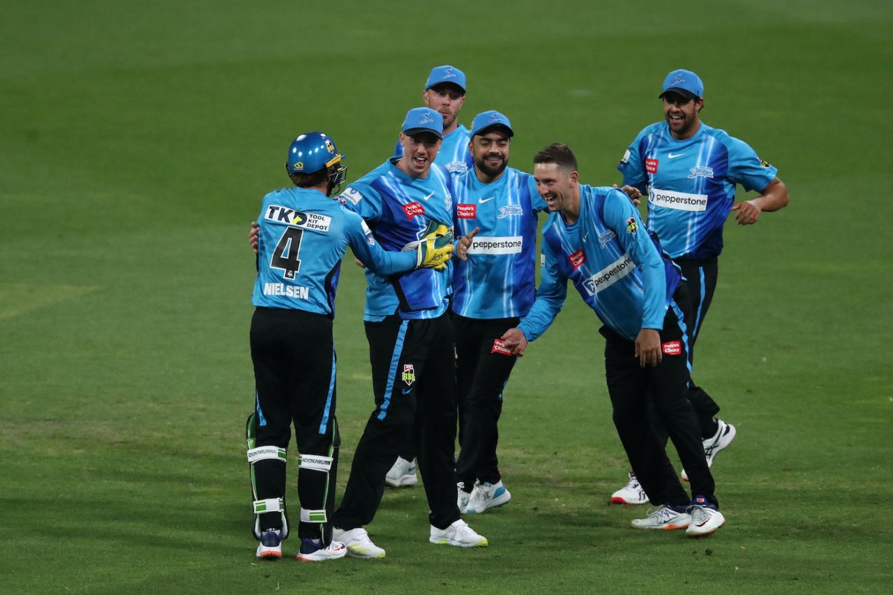 Matthew Short is congratulated by team-mates after he took a stunner, Adelaide Strikers vs Sydney Thunder, Big Bash League 2022-23, Adelaide, December 16, 2022