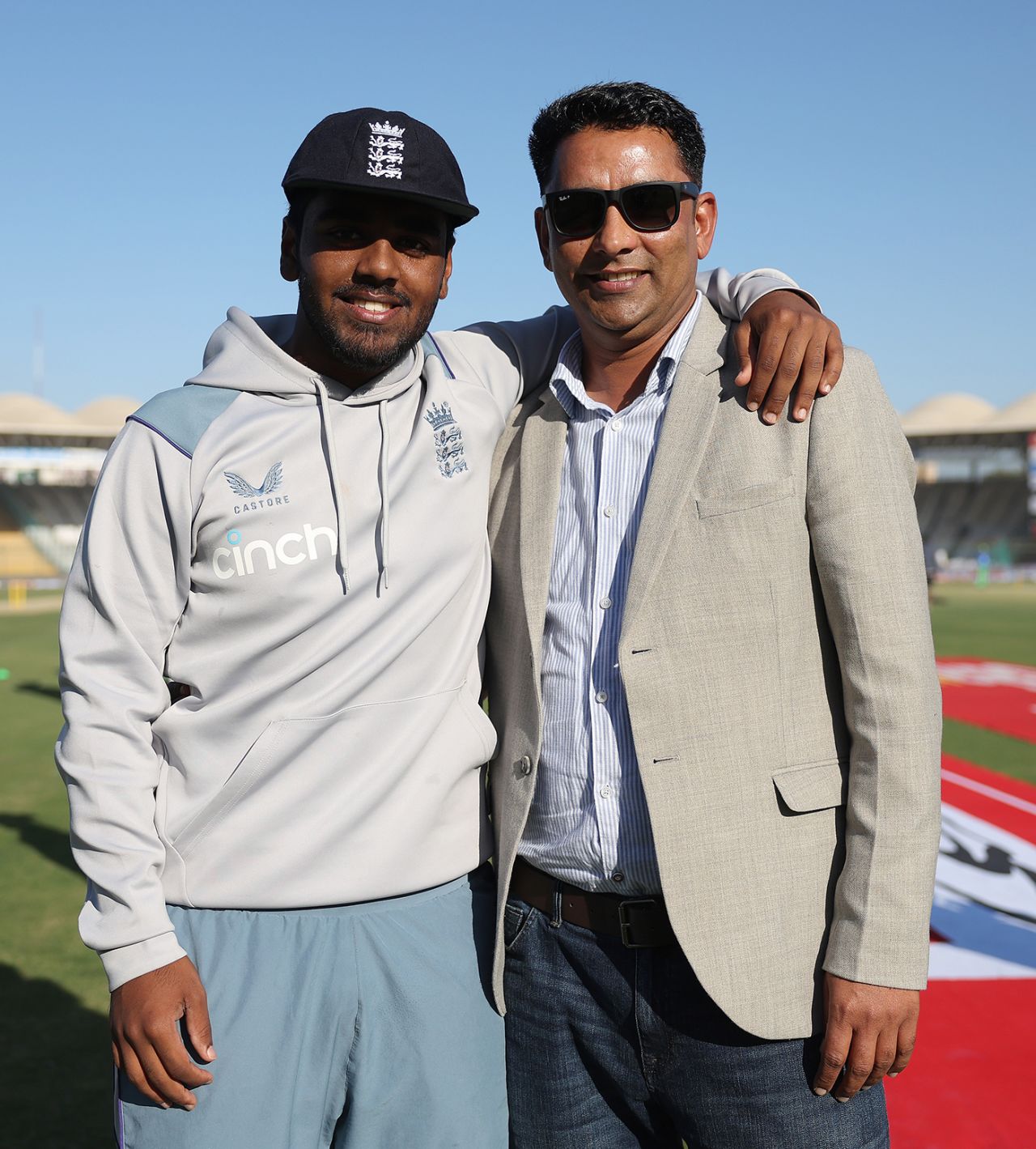 Rehan Ahmed poses with his dad Naeem after being handed his cap, Pakistan vs England, 3rd Test, 1st day, Karachi, December 17, 2022