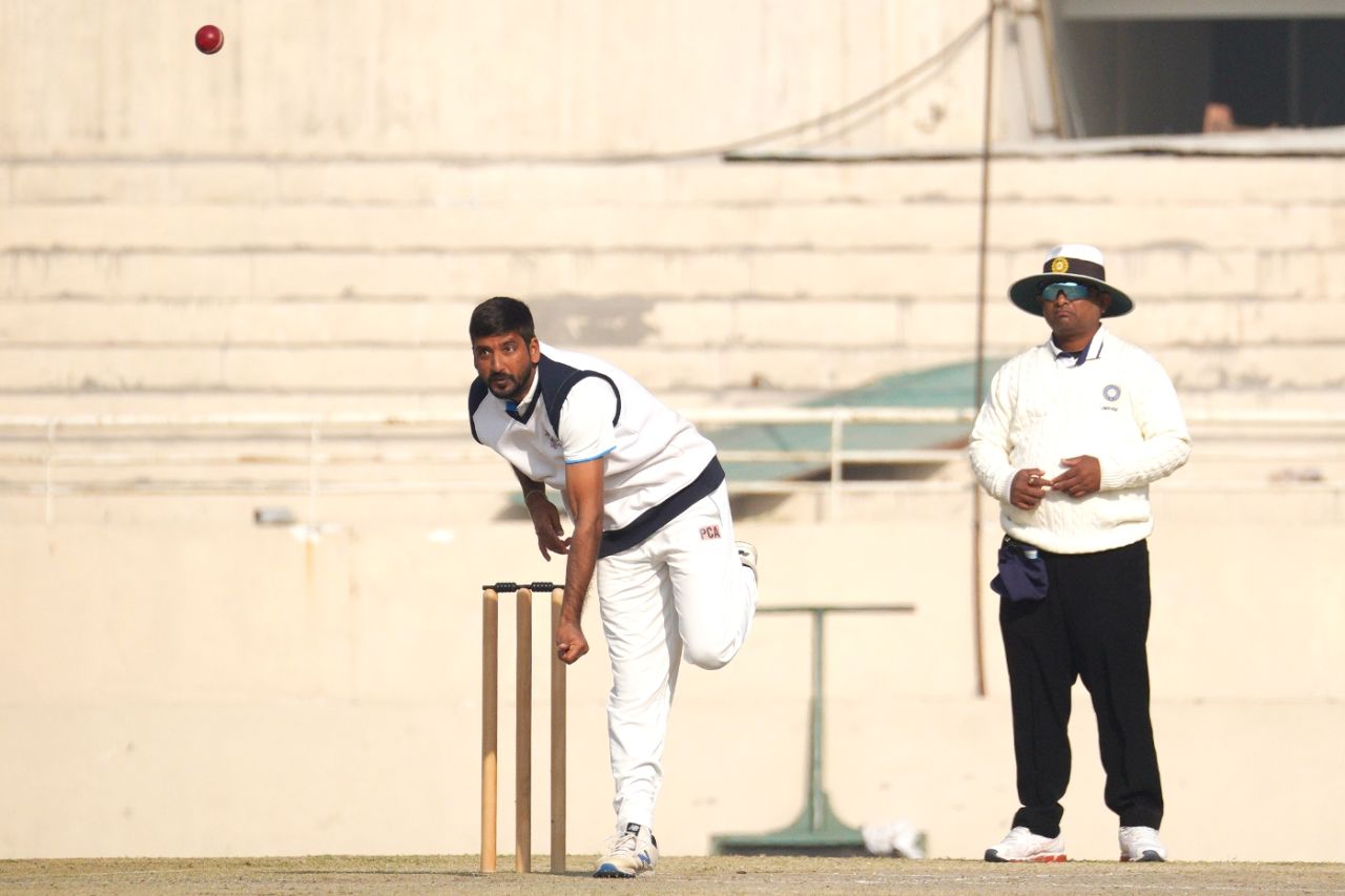 Vinay Choudhary tosses one up, Punjab vs Chandigarh, Mullanpur, 4th day, Ranji Trophy, December 16, 2022