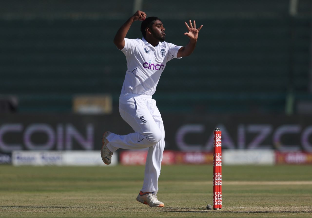 Rehan Ahmed bowls on his Test debut, Pakistan vs England, 3rd Test, Karachi, 1st day, December 17, 2022