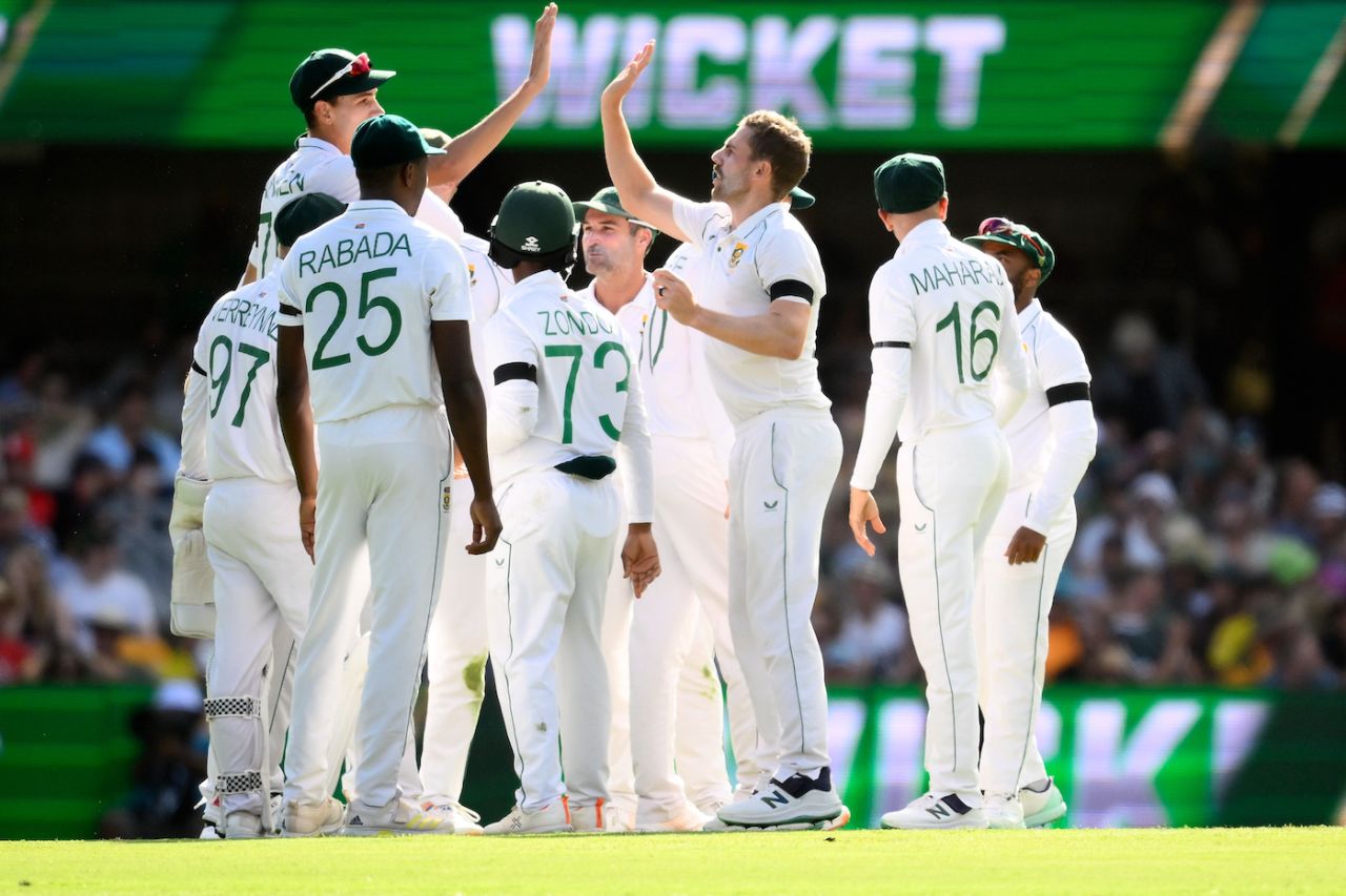 Anrich Nortje is congratulated by team-mates after he removed Usman Khawaja, Australia v South Africa, 1st Test, Brisbane, 1st day, December 17, 2022
