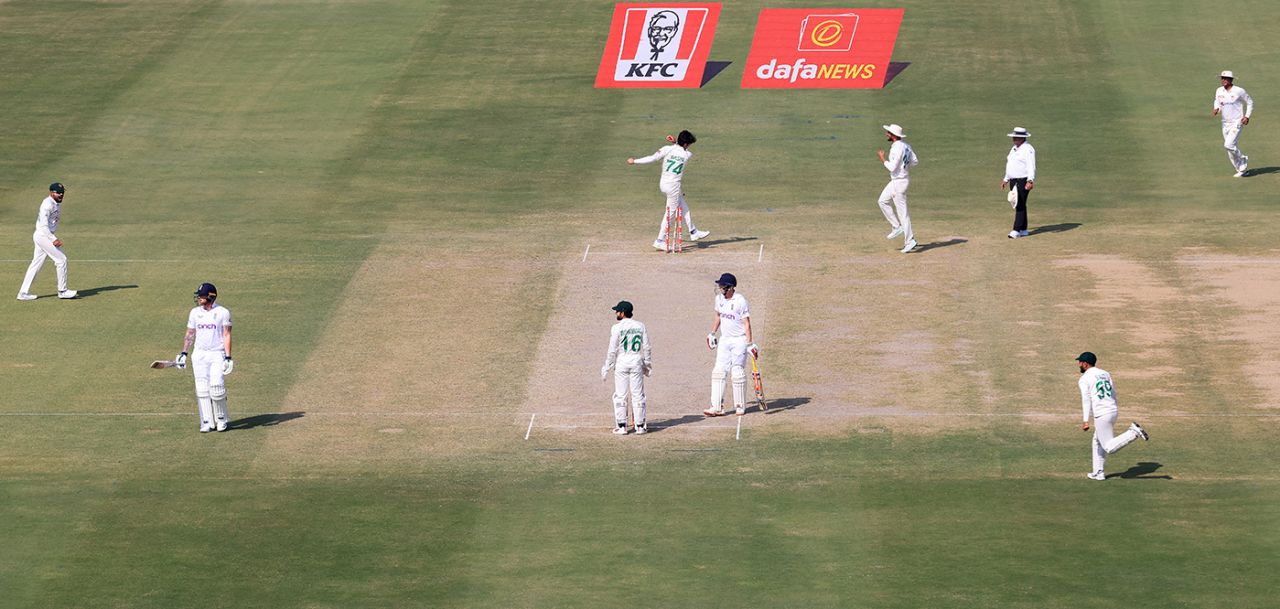 Harry Brook and Ben Stokes were stranded at the same end after a mix-up, Pakistan vs England, 3rd Test, Karachi, 2nd day, December 18, 2022