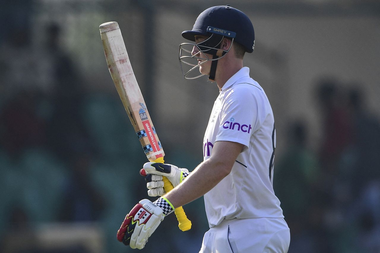 Harry Brook acknowledges the crowd's applause as he walks off, Pakistan vs England, 3rd Test, Karachi, 2nd day, December 18, 2022