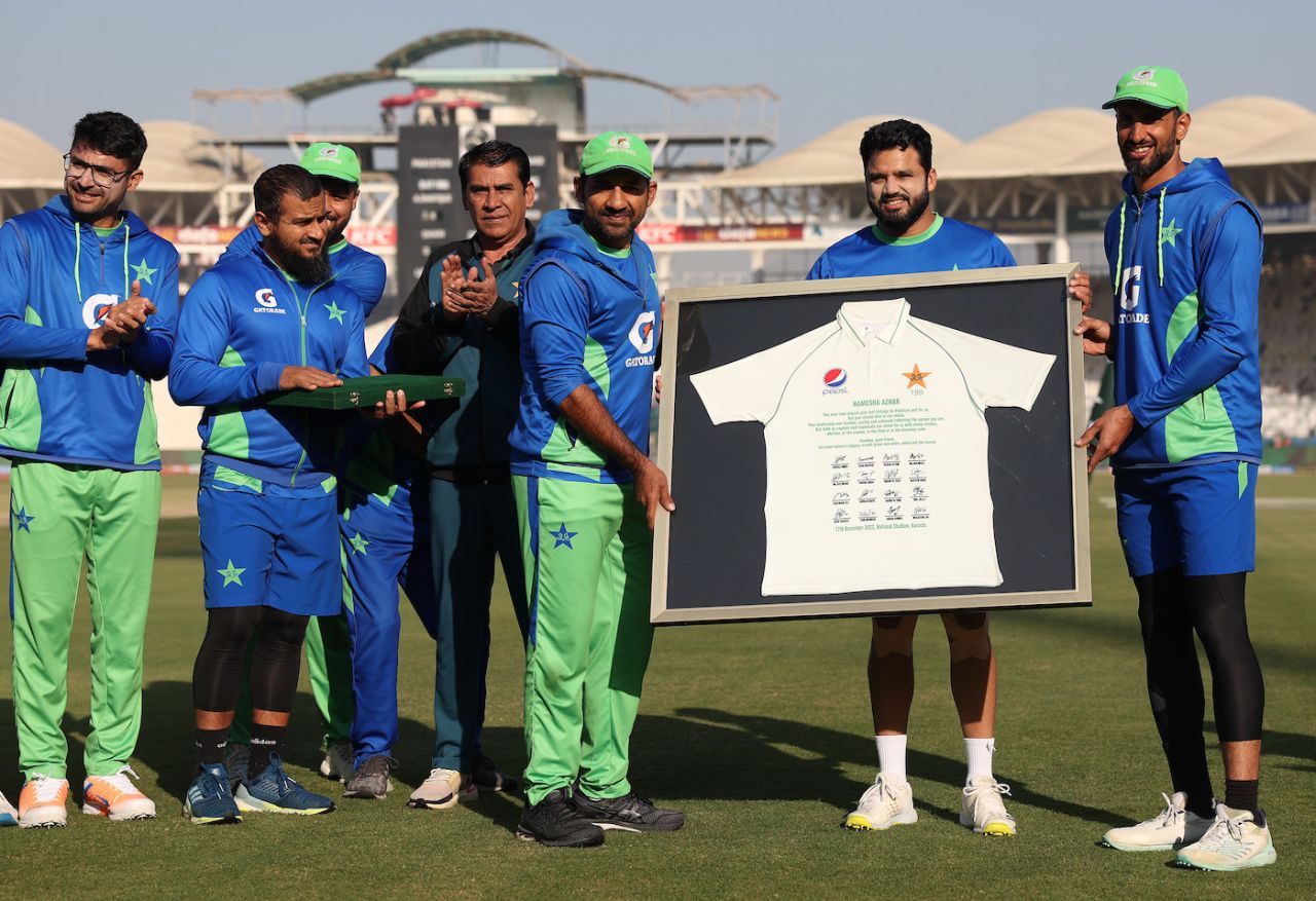 Sarfaraz Ahmed and Shan Masood present Azhar Ali a shirt autographed by the Pakistan team, Pakistan vs England, 3rd Test, Karachi, 3rd day, December 19, 2022