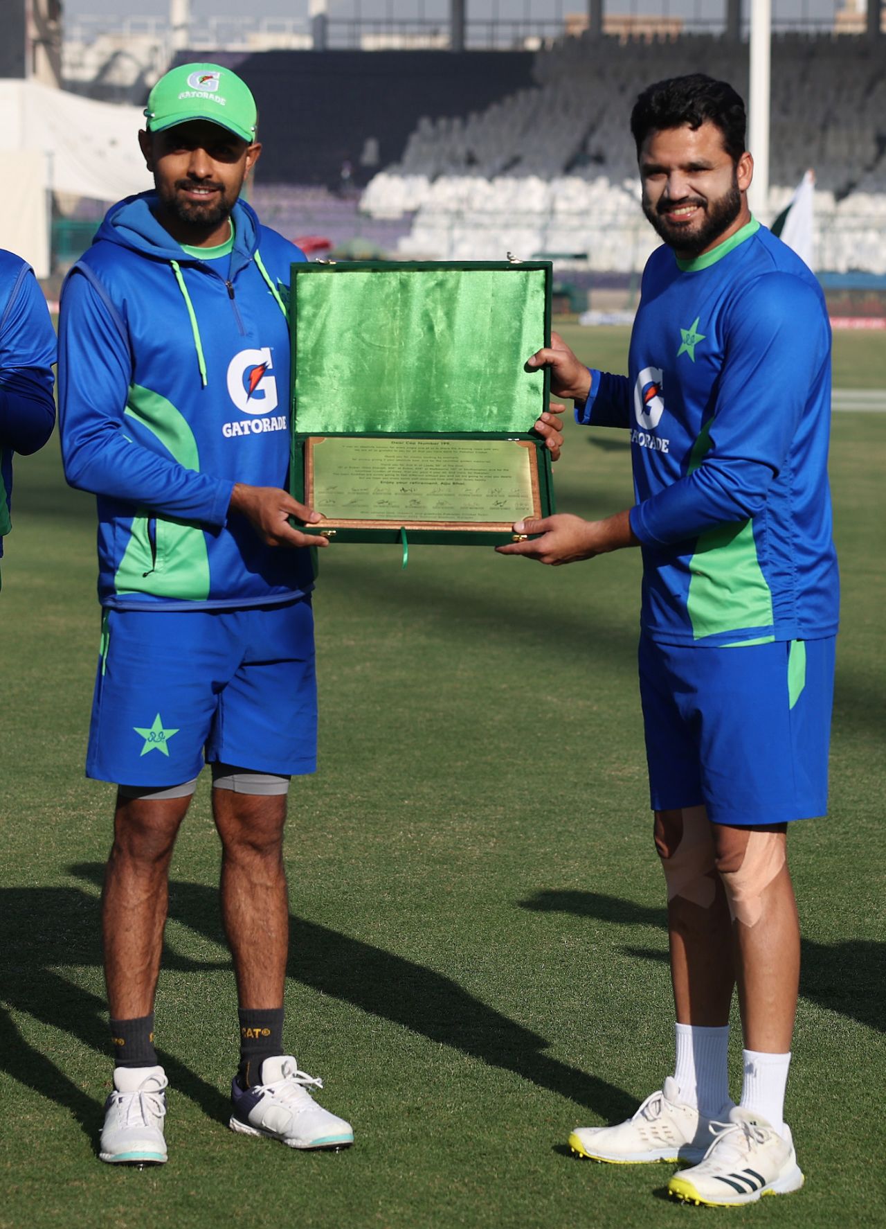 Babar Azam presents a commemorative plaque to Azhar Ali, Pakistan vs England, 3rd Test, Karachi, 3rd day, December 19, 2022