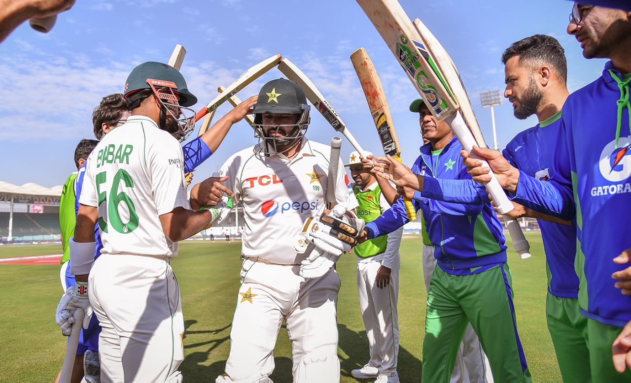 Azhar Ali walked off to a guard of honour from his team-mates, Pakistan vs England, 3rd Test, 3rd day, Karachi, December 19, 2022