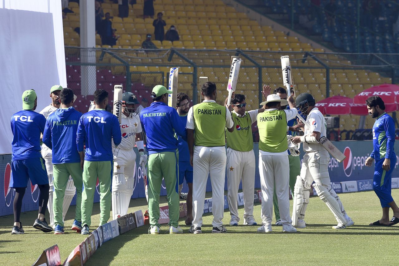 Azhar Ali's final Test innings was marked by his team-mates, Pakistan vs England, 3rd Test, 3rd day, Karachi, December 19, 2022