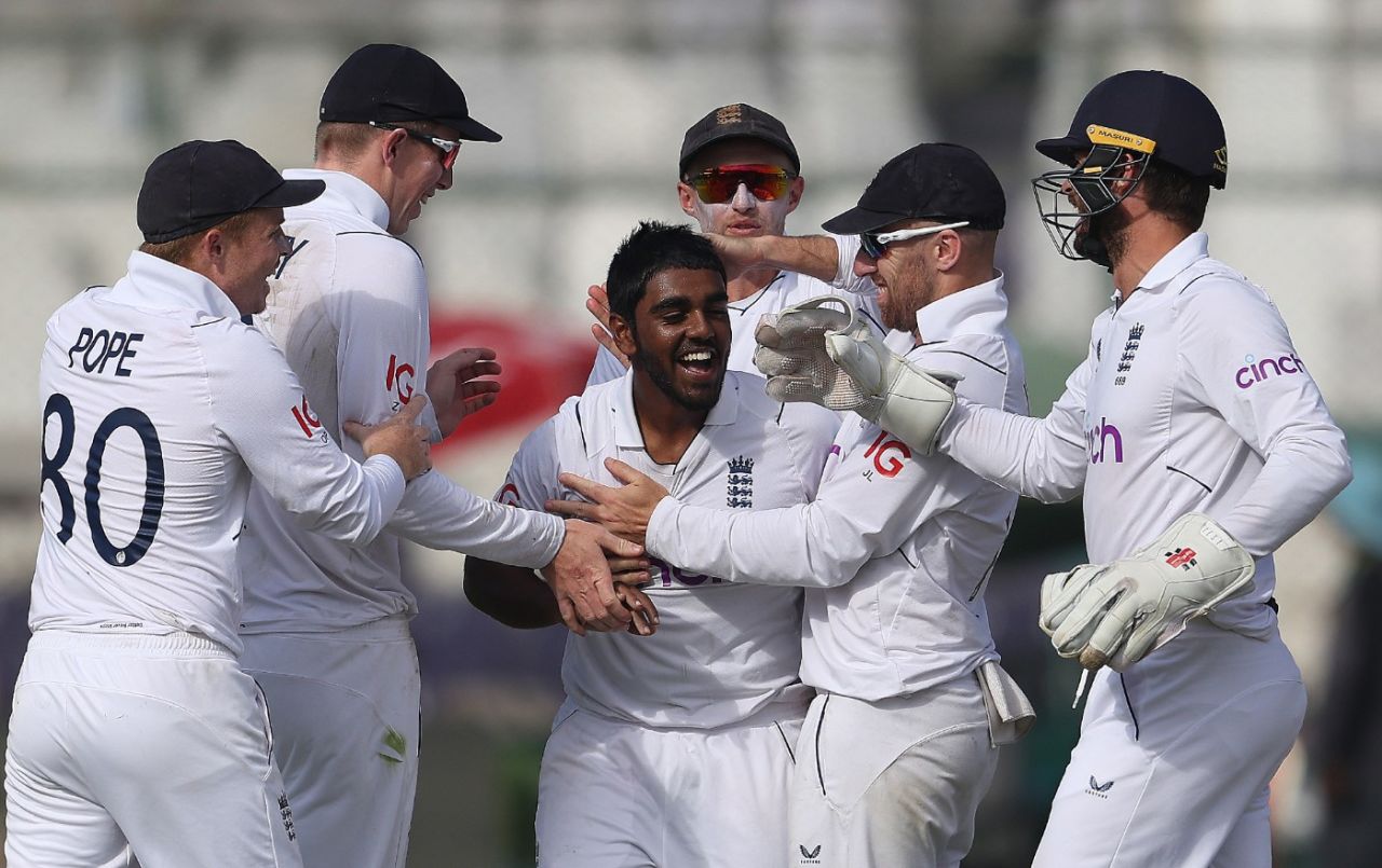 Rehan Ahmed is mobbed by his team-mates after dismissing Mohammad Rizwan, Pakistan vs England, 3rd Test, 3rd day, Karachi, December 19, 2022