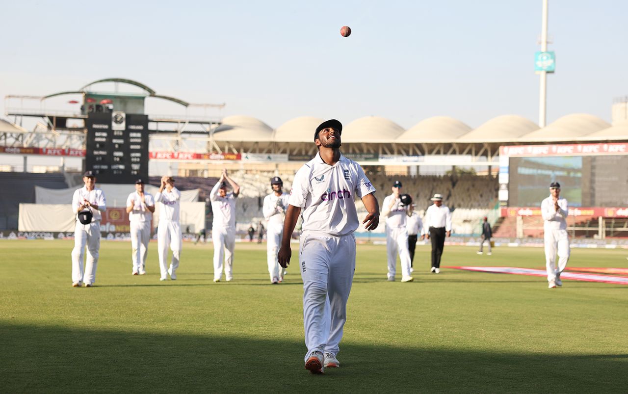 Rehan Ahmed led England off after taking a five-for on Test debut, Pakistan vs England, 3rd Test, 3rd day, Karachi, December 19, 2022