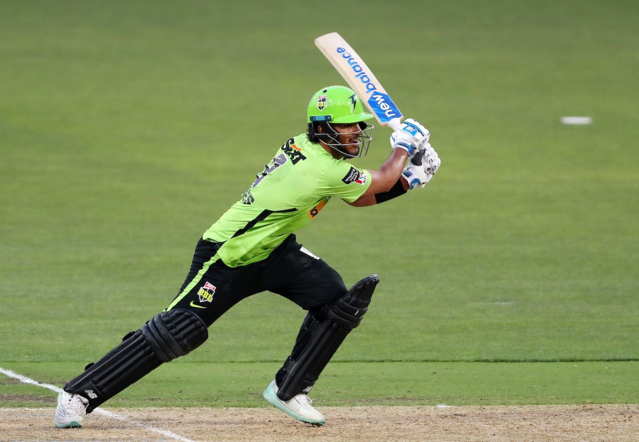 Oliver Davies reaches out for the ball, Adelaide Strikers vs Sydney Thunder, Big Bash League 2022, Adelaide, December 20, 2022