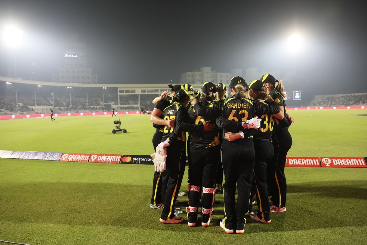 The Australia Women's team huddles up, India v Australia, 5th T20I, Mumbai, December 20, 2022