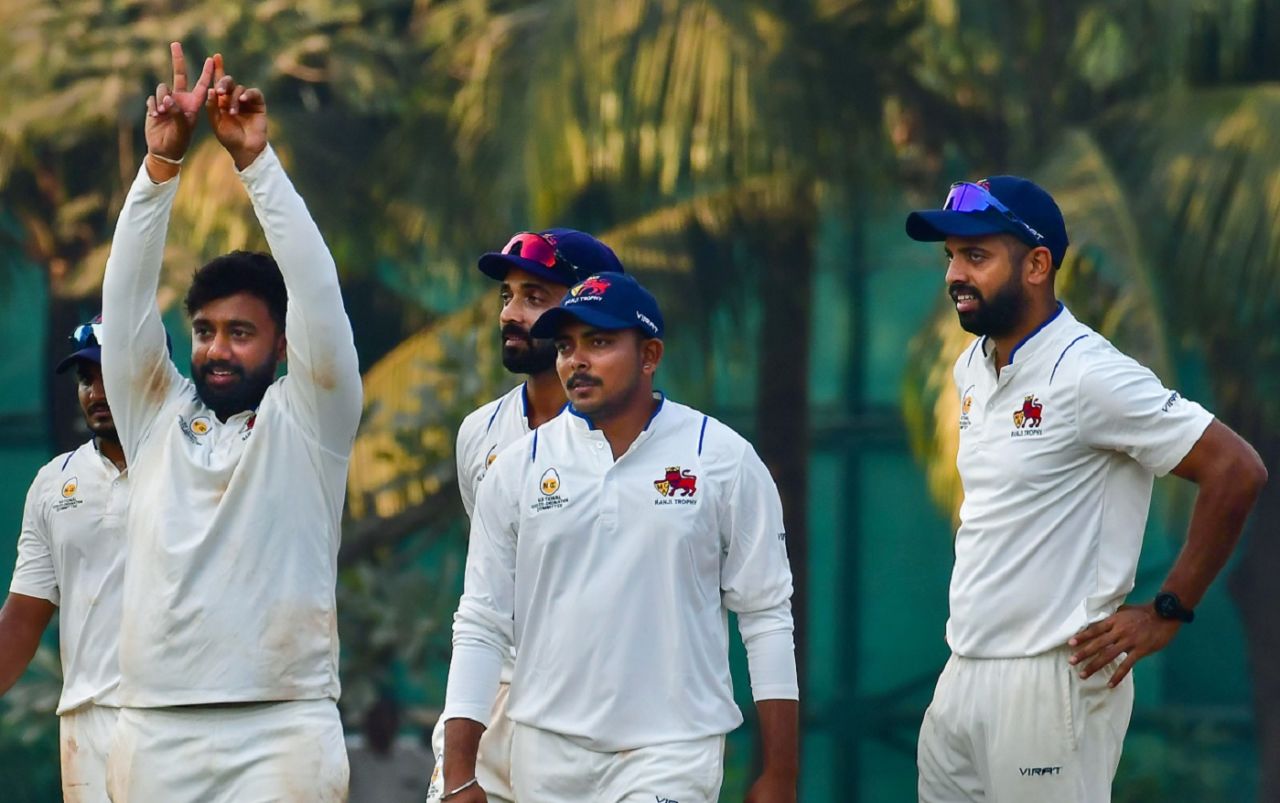 Shams Mulani gets together with his team-mates, Mumbai vs Hyderabad, Ranji Trophy 2022-23, 2nd day, Mumbai, December 21, 2022