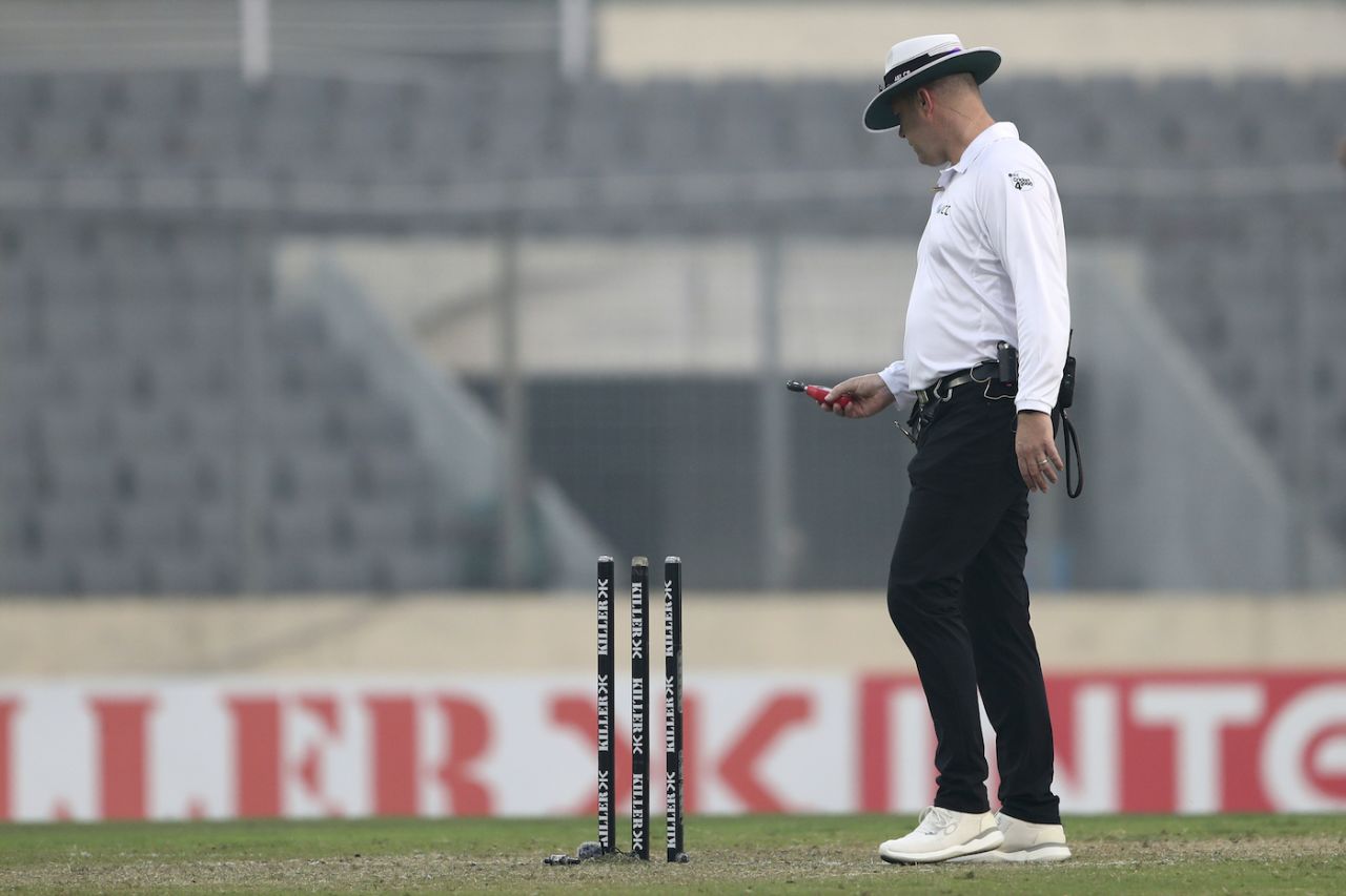 Umpire Chris Brown brings out the light meter, Bangladesh vs India, 2nd Test, Mirpur, 1st Day, December 22, 2022