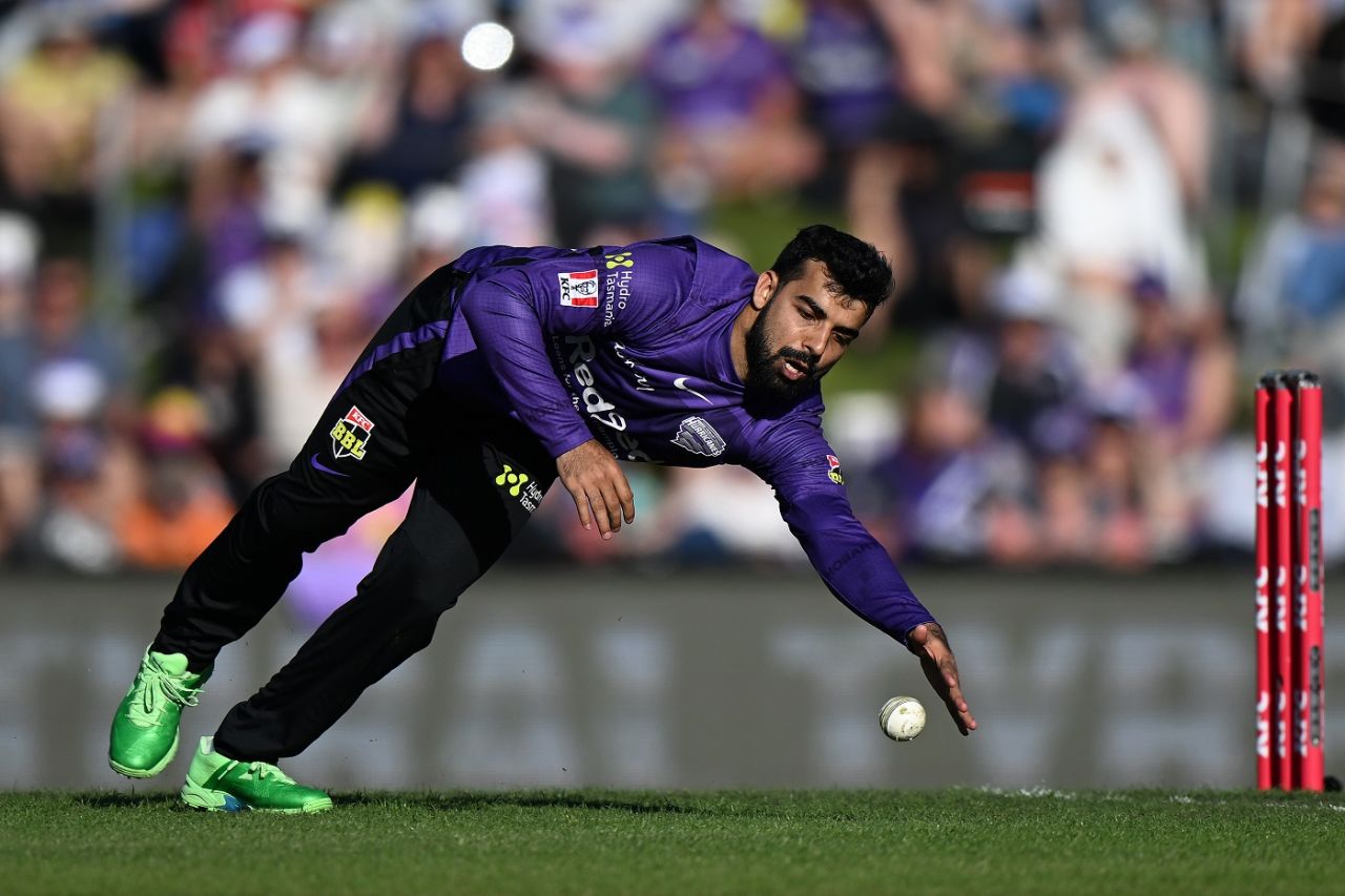 Shadab Khan took a three-for and also contributed with the bat, Hobart Hurricanes vs Melbourne Renegades, BBL 2022-23, Hobart