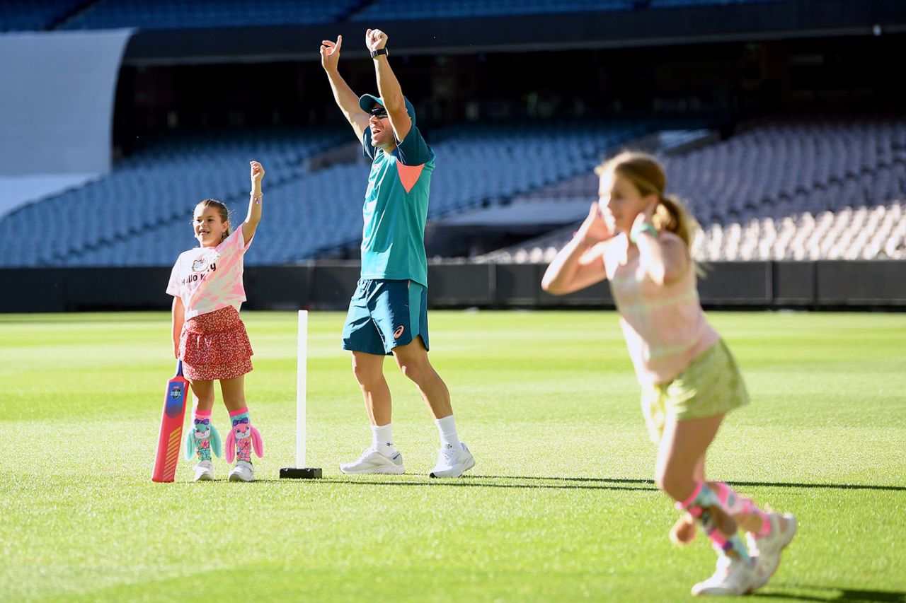 David Warner plays with his kids on the outfield, Melbourne, December 25, 2022