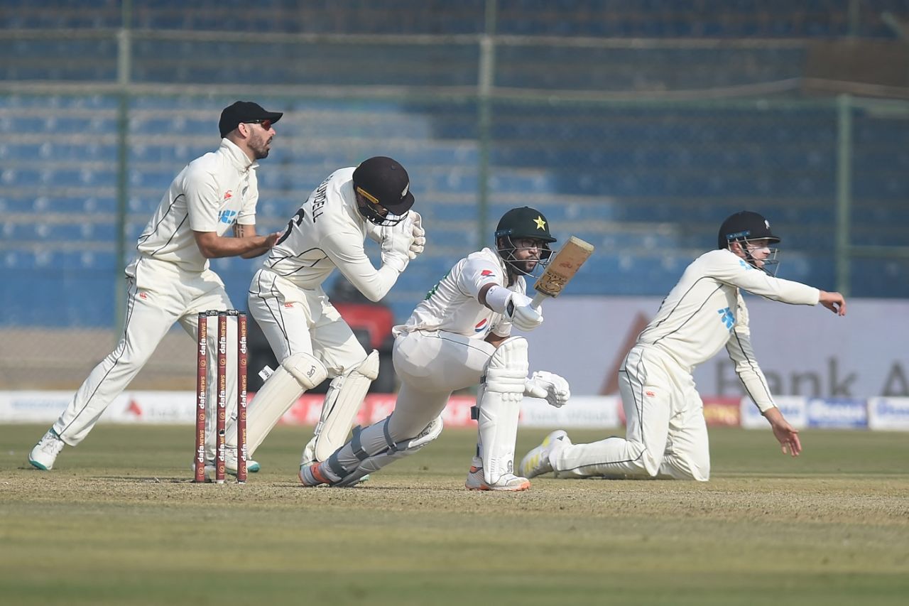 All in sync: Daryl Mitchell, Tom Blundell, Imam-ul-Haq and Henry Nicholls react together as if in a ballet, Pakistan vs New Zealand, 1st Test, Karachi, 1st day, December 26, 2022