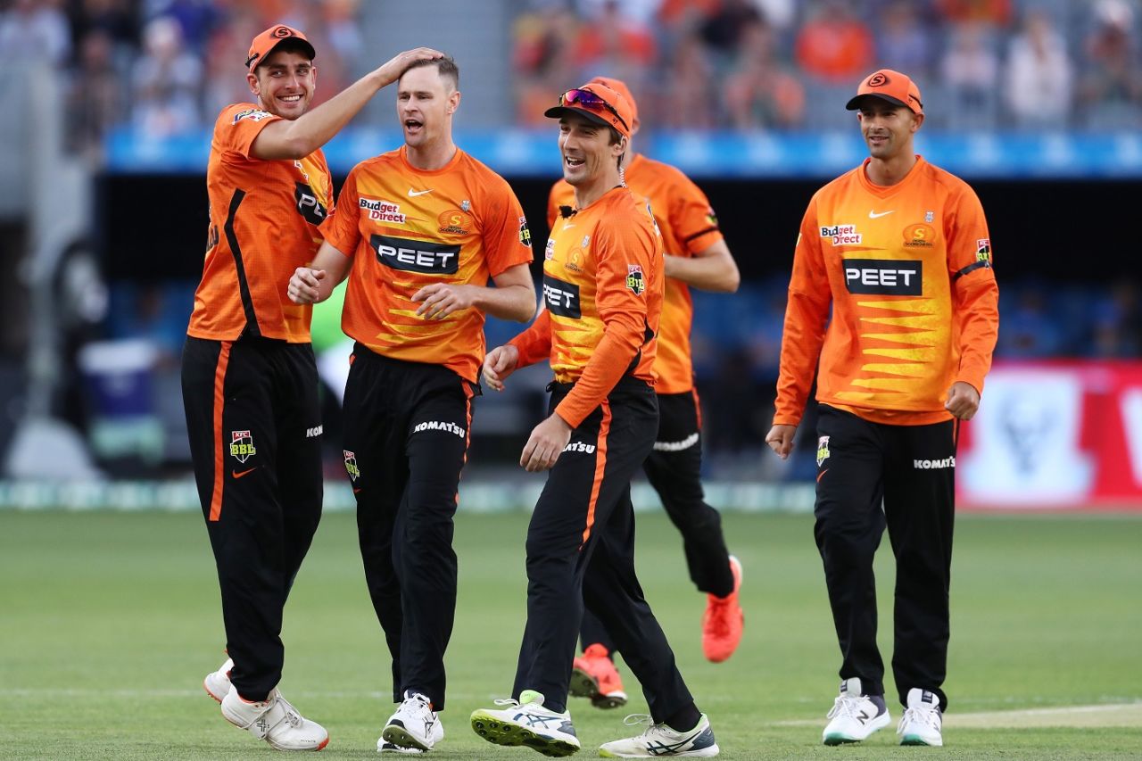 Jason Behrendorff is congratulated by teammates after he struck in the first over, Perth Scorchers vs Adelaide Strikers, Big Bash League 2022-23, Perth, December 26, 2022