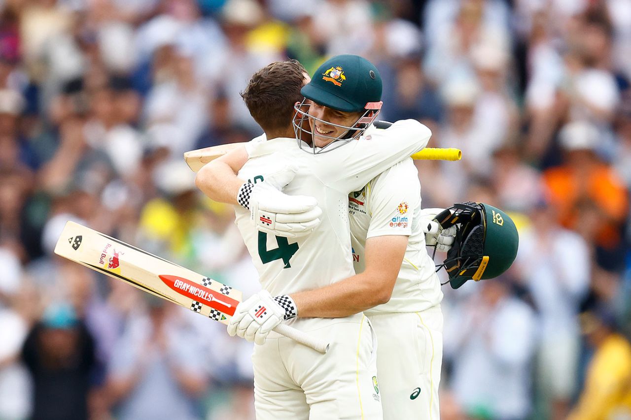 Alex Carey and Cameron Green embrace, Australia vs South Africa, 2nd Test, Melbourne, 3rd day, December 28, 2022