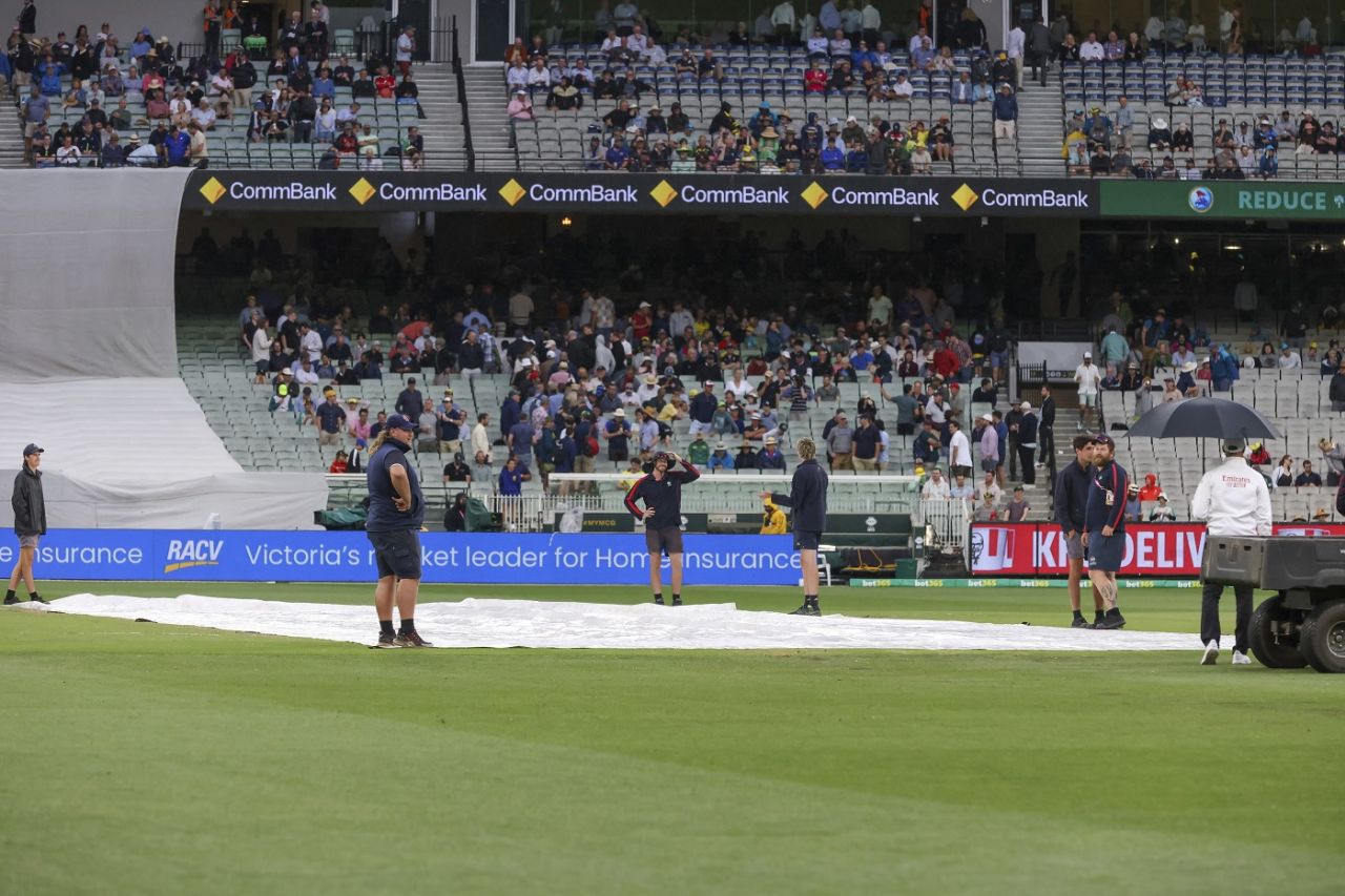 A steady drizzle delayed proceedings in the final session, Australia vs South Africa, 2nd Test, Melbourne, 3rd day, December 28, 2022