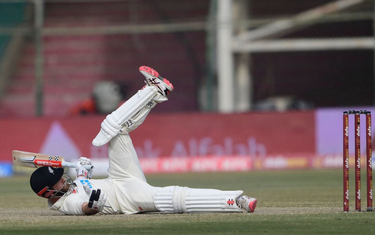 Kane Williamson falls on the pitch, Pakistan vs New Zealand, 1st Test, Karachi, 3rd day, December 28, 2022