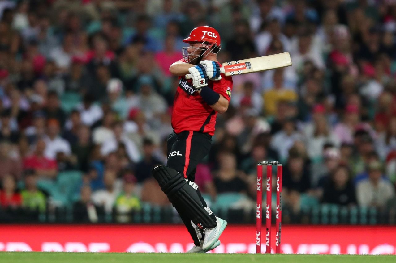 Aaron Finch punches one on the backfoot, Sydney Sixers vs Melbourne Renegades, BBL 2022-23, Sydney, December 28, 2022