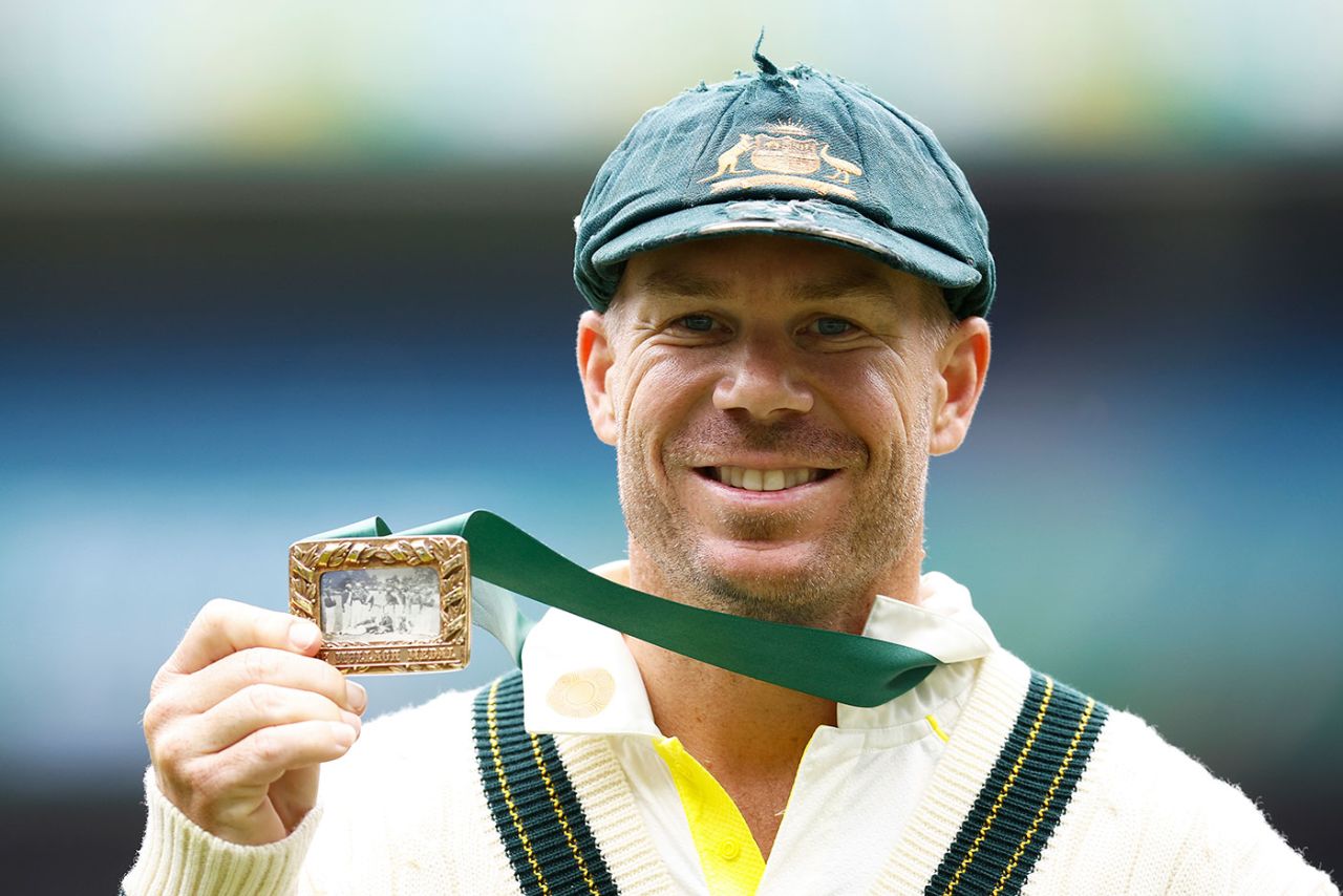 David Warner with the Johnny Mullagh medal as player of the match, Australia vs South Africa, 2nd Test, Melbourne, 4th day, December 29, 2022