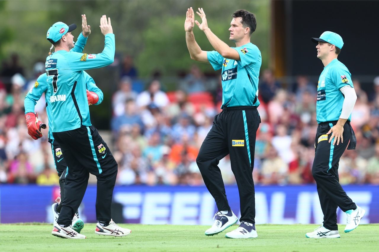 James Bazley celebrates a wicket, Brisbane Heat vs Sydney Thunder, Big Bash League 2022-23, Carrara, December 29, 2022