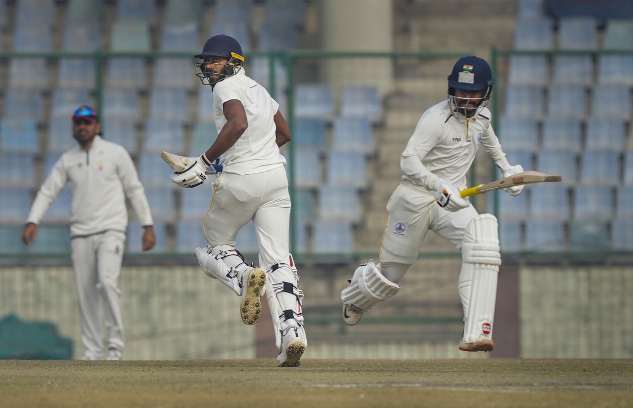 Vijay Shankar and Pradosh Ranjan Paul run between the wickets, Delhi vs Tamil Nadu, Ranji Trophy 2022-23, Delhi, December 29, 2022