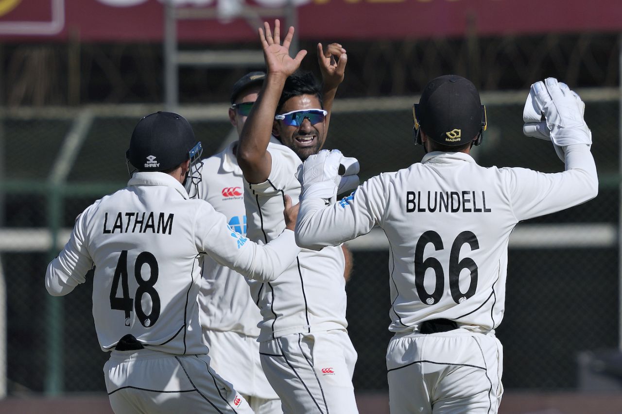 Ish Sodhi's first ball of the day removed Pakistan's skipper, Pakistan vs New Zealand, 1st Test, Karachi, 5th day, December 30, 2022
