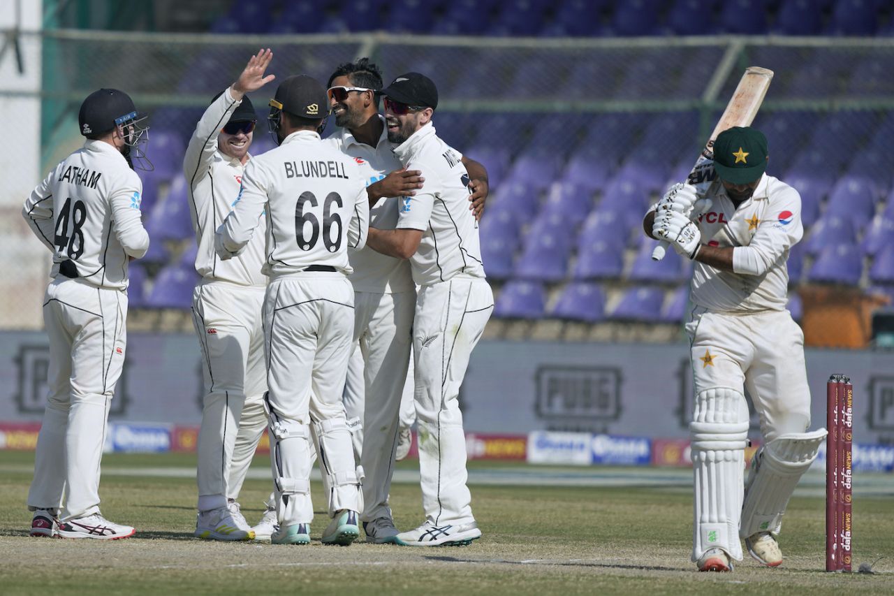 Sarfaraz Ahmed walks back as Ish Sodhi celebrates with his team-mates, Pakistan vs New Zealand, 1st Test, Karachi, 5th day, December 30, 2022