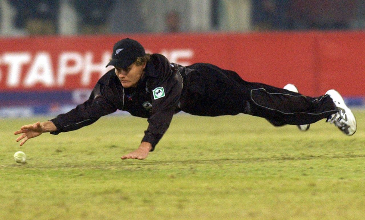 Hamish Marshall dives, Pakistan v New Zealand, 1st ODI, Lahore, November 29, 2003