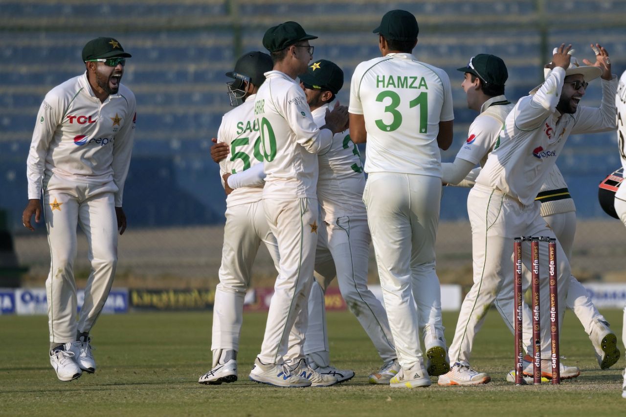 Babar Azam and Co experience the joys of overturning a decision on review, Pakistan vs New Zealand, 2nd Test, Karachi, 1st day, January 02, 2023