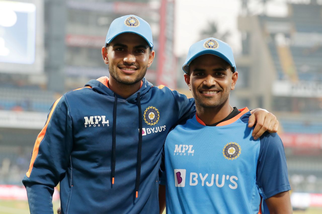 Shubman Gill and Shivam Mavi, India's latest T20I debutants, pose for a photo, India vs Sri Lanka, 1st T20I, Mumbai, January 3, 2023