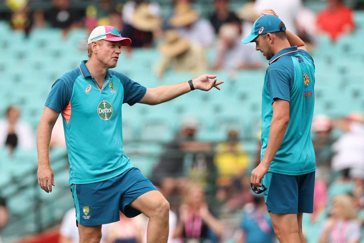 Andrew McDonald has a word with Josh Hazlewood, Australia vs South Africa, 3rd Test, Sydney, 1st day, January 4, 2023