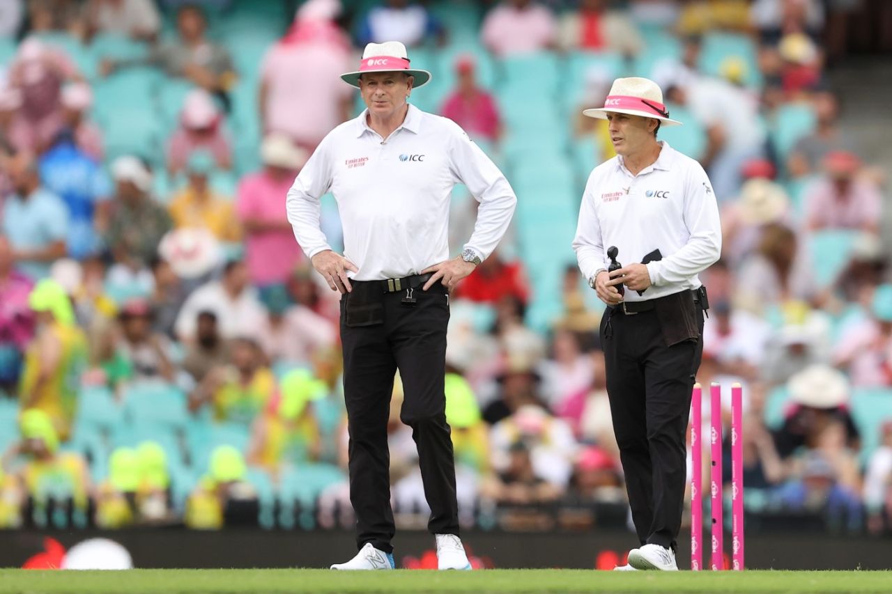 Umpires Paul Reiffel and Chris Gaffaney sent the players off for bad light, Australia vs South Africa, 3rd Test, Sydney, 1st day, January 4, 2023