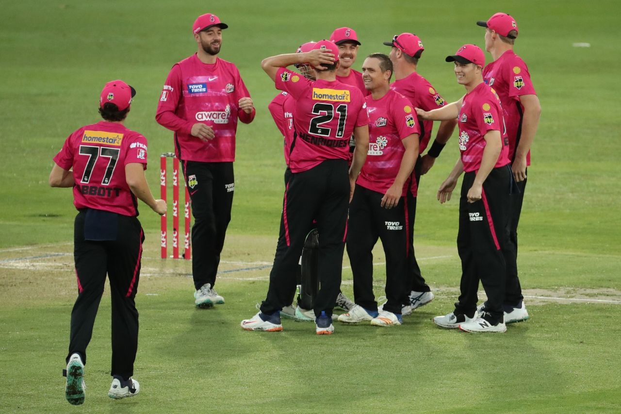 Steve O'Keefe is congratulated by his team-mates, Sydney Sixers vs Brisbane Heat, Big Bash League 2022-23, January 4, 2023